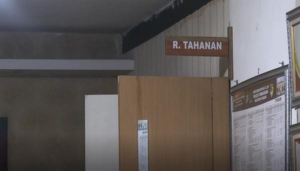 Tahanan Tewas Tahanan Polsek Tambaksari tewas gantung diri. (Foto: Yudha Prawira)