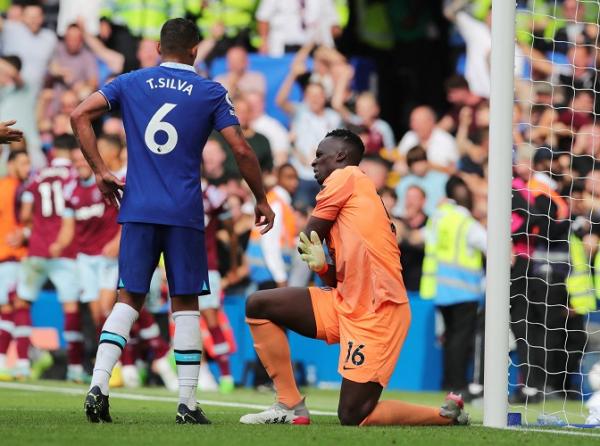 Edouard Mendy Kiper Chelsea, Edouard Mendy tampak kesakitan usai West Ham mencetak gol lewat Michail Antonio dalam laga Liga Inggris 2022/2023 di Stadion Stamford Bridge, Sabtu (4/9/2022). (Foto: REUTERS)