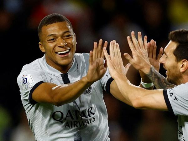 Kylian Mbappe Lionel Messi Striker PSG, Kylian Mbappe merayakan gol bersama Lionel Messi saat melawan Nantes dalam laga Liga Prancis 2022/2023 di Stade de la Beaujoire, Minggu (4/9/2022). (Foto: REUTERS)