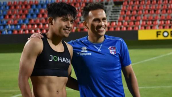 Egy Maulana Vikri Witan Sulaeman Egy Maulana Vikri gagal bertarung dengan Witan Sulaeman di Liga Slovakia. Tapi pesepak bola asal Medan itu enggan meratapinya. (Foto: fcvionzlatemoravce)