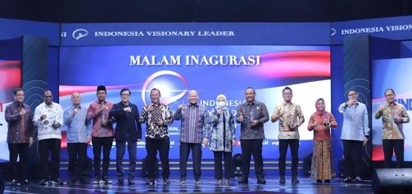 Foto kepala daerah dan Menteri IVL 2022 2 Foto bersama kepala daerah penerima penghargaan dengan jajaran Menteri dan Ketua DPD RI yang hadir pada Malam Inagurasi Indonesia Visionary Leader 2022. (Foto: MNC Portal Indonesia)