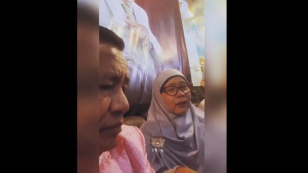 Ibu nangis di depan Hotman paris Ibu Siti Soimah curhat ke Hotman Paris, mengaku anaknya diduga tewas dianiaya di Pesantren Gontor (Instagram/Hotman Paris)