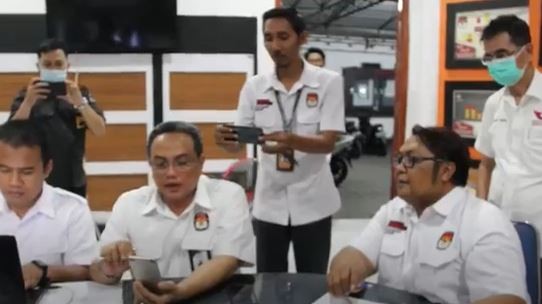 KPU Buleleng memverifikasi data anggota Partai Perindo. (Foto: iNews TV)