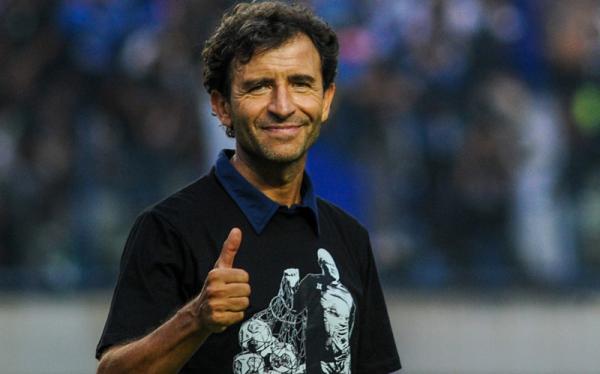 Luis Milla sudah temukan cara atasi keroposnya pertahanan Persib Bandung. Dia mengaku skuadnya lebih cocok main dengan tiga bek. (ANTARA FOTO/Raisan Al Farisi)
