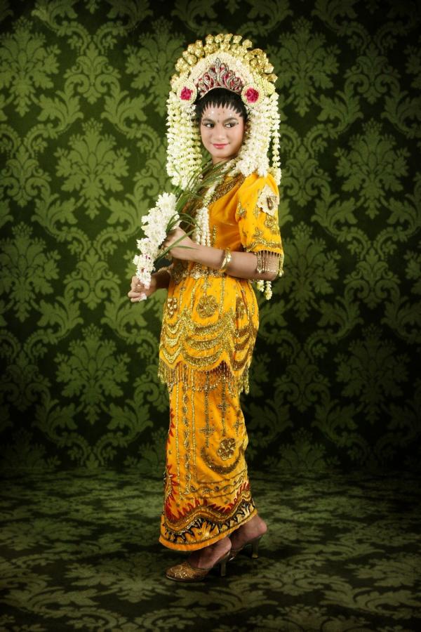 Banjar Galung Pancaran Matahari 2 Pakaian Adat Kalimantan Selatan, Baju Pengantin Baamar Galung Pancar Matahari (Foto: Dok Perpustakaan Digital Budaya Indonesia)