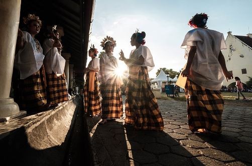 Gadis Bugis mengenakan pakaian adat. (Foto: ist/makassarkota)