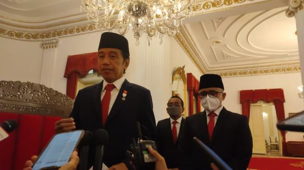Jokowi Dan Azwar Anas Presiden Joko Widodo usai melantik Abdullah Azwar Anas sebagai Menpan RB (Foto: Antara)