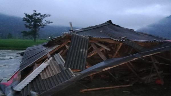 PUTING BELIUNG SUKABUMI Rumah warga Desa Caringin, Kecamatan Gegerbitung, Sukabumi, rusak diterjang angin puting beliung. (FOTO: ISTIMEWA)