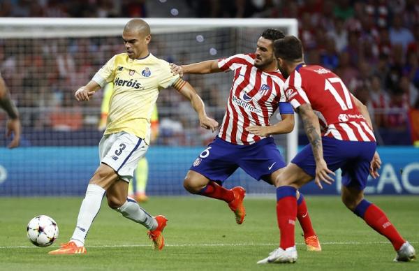 Pemain Atletico Madrid, Koke berusaha merebut bola dari kaki kapten FC Porto Pepe dalam laga Liga Champions 2022/2023 di Stadion Wanda Metropolitano, Madrid, Kamis (8/9/2022). (Foto: REUTERS)