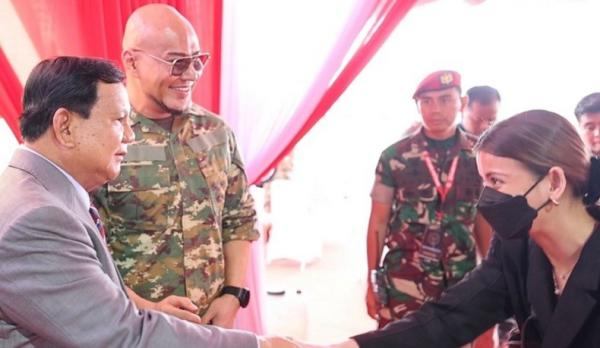 Prabowo Deddy 2 Prabowo Subianto menyambut Deddy Corbuzier di sela acara penetapan 2.974 Komcad di Bandung, Jawa Barat. (Foto DOK Pribadi Prabowo).