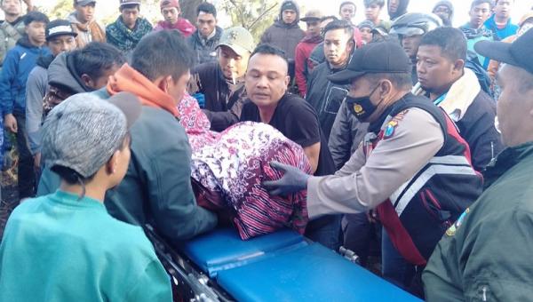 jeep masuk jurang bromo Proses evakuasi korban tewas. (istimewa).