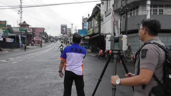 olah TKP kecelakaan Wonosobo Tim TAA Polda Jateng saat olah TKP di lokasi kecelakaan menewaskan enam orang di Kabupaten Wonosobo, Sabtu (10/9/2022) siang. (Foto: iNews/Didik Dono Hartono)