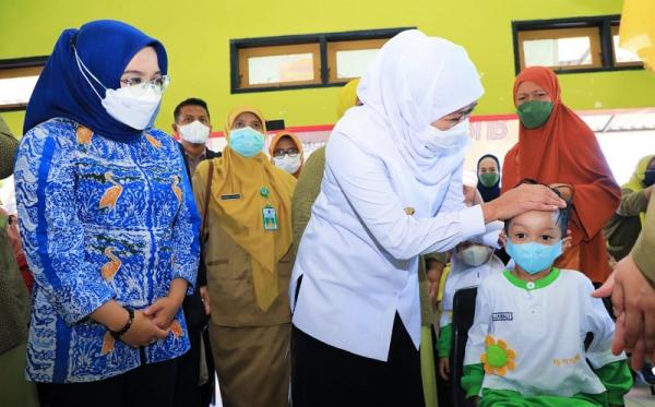 Gubernur Jawa Timur Khofifah Indar Parawansa Gubernur Jawa Timur Khofifah Indar Parawansa meninjau pelaksanaan BIAN. (Foto: dok Pemprov Jatim)