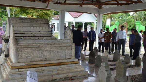 Peninggalan Kerajaan Samudera Pasai Peninggalan Kerajaan Samudera Pasai, Makam Sultan Malik Al-Saleh (Unimal)