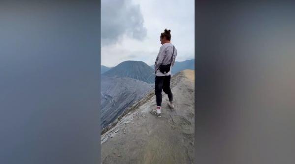 Tangkapan aksi viral bule mengencingi kawah Gunung Bromo. (Foto: Instagram)