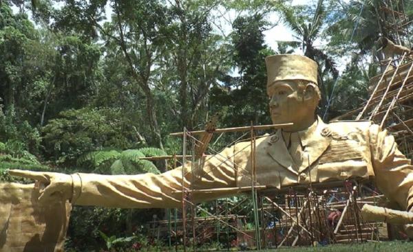 Patung Soekarno Ubud Patung Soekarno dari anyaman bambu yang dibuat seniman asal Ubud, Bali. (Foto: iNews/Ketut Catur)