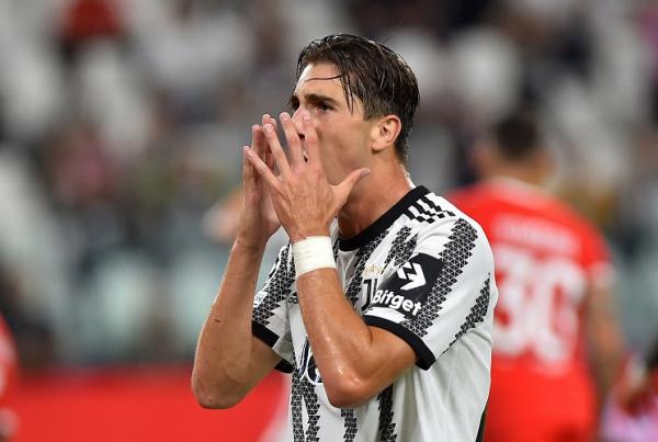Gelandang Juventus, Fabio Miretti tampak kecewa timnya kalah 1-2 melawan tim tamu Benfica dalam laga babak grup Liga Champions 2022/2023 di Stadion Allianz, Turin, Kamis (15/9/2022). (Foto: REUTERS)