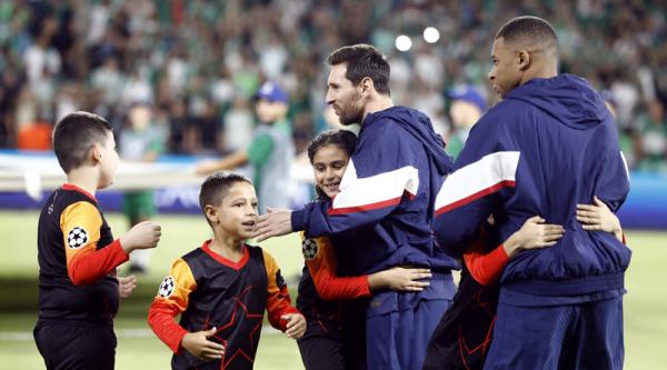 Viral reaksi fans cilik jumpa Lionel Messi untuk pertama kalinya. Momen itu terjadi di panggung Liga Champions. (Foto: REUTERS/Nir Elias)