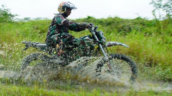 MOTOR LISTRIK TAKTIS1 Sepeda motor listrik taktis buatan Puslitbang Kemenhan dan Eltran dengan mudah melibas semua halang dan rintang saat uji coba. (FOTO: ISTIMEWA)