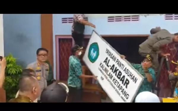Panti Asuhan Pencabulan Papan nama Yayasan Panti Asuhan Al Akbar saat diturunkan Polres Ketapang pada 15 September 2022. (Foto: Polres Ketapang)