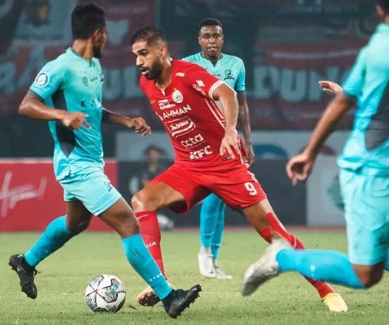 Striker Persija Jakarya, Abdulla Yusuf Helal beraksi di tengah kepungan pemain Madura United pada laga Liga 1 2022/2023 di Stadion Patriot Candrabhaga, Bekasi, Sabtu (17/9/2022). (Foto: Instagram/@persija)