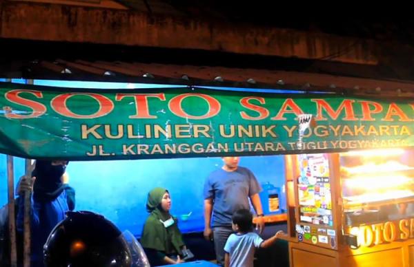 soto sampah Sejumlah pengunjung menikmati kuliner legendaris Yogyakarta Soto Sampah. (foto: iNews.id/Galih Wisma)