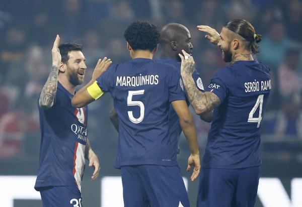 Striker Paris Saint-Germain, Lionel Messi merayakan gol ke gawang Olympique Lyon bersama Marquinhos dan Sergio Ramos dalam laga Liga Prancis 2022/2023 di Stadion Groupama, Senin (19/9/2022). (Foto: REUTERS)