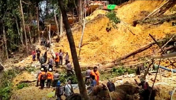 Longsor Tambang Emas Kalbar Tambang emas di Dusun Sencepu, Desa Kinande, Kecamatan Lembah Bawang, Bengkayang longsor pada Kamis (15/9/2022). (Foto: iNewsTV/Uun Yuniar)