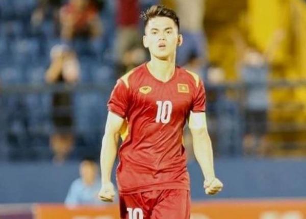 Striker muda Vietnam Khuat Van Khang Striker muda Vietnam, Khuat Van Khang dipanggil tim senior untuk FIFA Matchday akhir bulan September 2022 ini. (Foto: Instagram/@_vanwkhang.1105)
