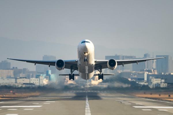Memesan tiket pesawat promo jauh-jauh hari bikin liburan ke Singapura makin hemat. (Foto: dok Shutterstock)
