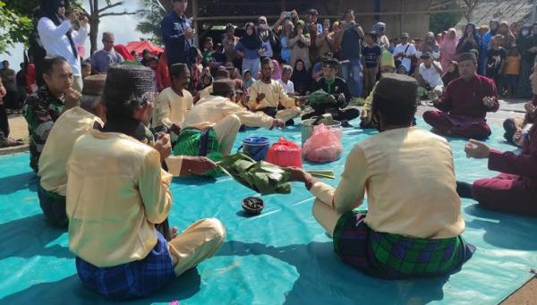 Rebo Kasan 2 Tradisi Rebo Kasan, ritual tolak bala warga pesisir Desa Air Nyatoh di Bangka Barat. (Foto: iNews/Rizki Ramadhani)