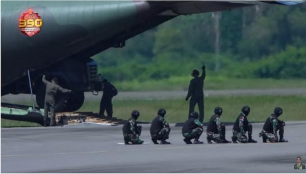 Pesawat TNI AU Pesawat C-130 TNI AU membawa Artileri Medan milik TNI AD jenis Caesar. (Foto Youtube Andika Perkasa).