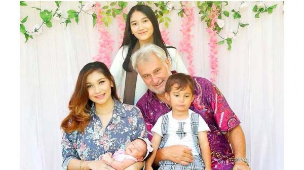 Artis Cantik Menikah dengan Pria Lebih Tua. (Foto: Instagram)