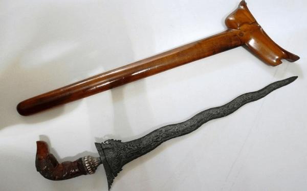 Keris Palembang Keris Palembang merupakan salah satu senjata tradisional Sumatera Selatan. (Foto: perpustakaan.id)