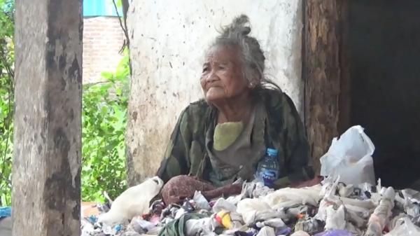 Mbah Ponirah Mbah Ponirah, nenek sepuh berusia 90 tahun asal Ponorogo, Jatim, ini hidup sebatang kara. (Ahmad Subekhi/MNC Portal)