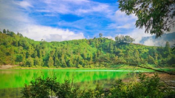Telaga Warna Dieng Objek wisata di Indonesia yang mirip dengan luar negeri dapat dijadikan alternatif untuk liburan. (Foto: wonosobokab.go.id).