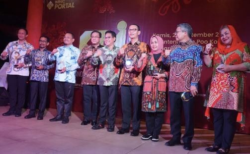 Wali Kota Mojokerto Ika Puspita Sari menerima penghargaan KDI 2022 dari Menteri Menteri Desa, Pembangunan Daerah Tertinggal, dan Transmigrasi Abdul Halim Iskandar di Kota Semarang, pada Kamis (22/9/2022.