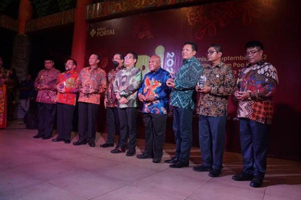 Foto bersama Gresik KDI 2022 Choirul Anam, Staf Ahli Bupati Bidang Pemerintahan Hukum dan Politik Gresik foto bersama kepala daerah beserta Komisaris Utama PT MNC Asia Holding Tbk dan Menteri Desa PDTT saat menerim penghargaan KDI 2022. (Foto: MNC Portal Indonesia)