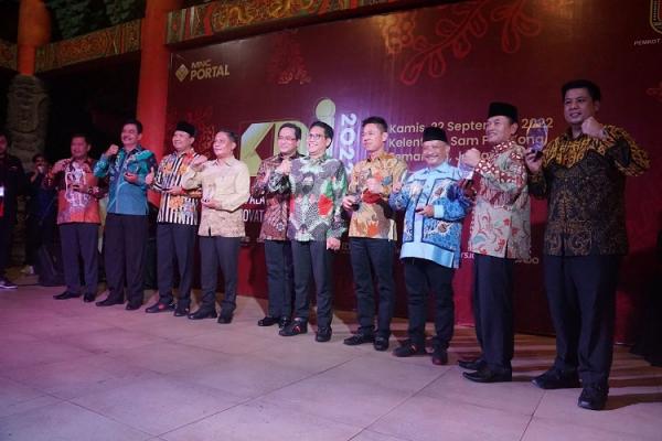 Foto bersama Tapanuli Utara KDI 2022 Sekretaris Daerah Kabupaten Tapanuli Utara Indra Simaremare berpose bersama para kepala daerah beserta Komisaris Utama PT MNC Asia Holding Tbk dan Menteri Desa PDTT usai menerima penghargaan KDI 2022. (Foto: dok MNC Portal Indonesia)