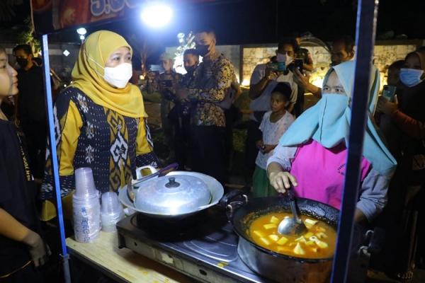 Inovasi Jatim KDI 2022 Gubernur Khofifah menemui salah satu almnus pondok pesantren yang mengikuti program santripreneur.