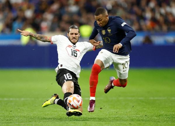 Prancis Vs Austria Mbappe Timnas Prancis menang 2-0 atas Austria di lanjutan UEFA Nations League 2022. Kylian Mbappe mencetak gol pembuka kemenangan Les Bleus. (foto: REUTERS).