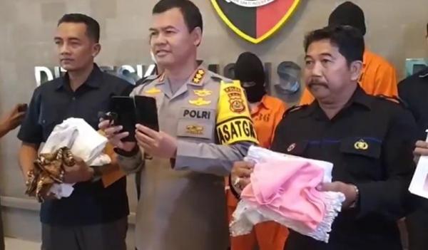 Video Mesum Baju Adat Bali Barang bukti kasus video mesum pasangan memakai baju adat Bali. (Foto: Indira Arri)