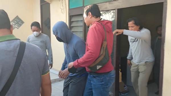 Oknum TNI Bobol ATM Oknum TNI (menutup kepala) pembobol ATM digelandang ke Mapolresta Sidoarjo. (Foto: iNews.id/Pramono Putra).