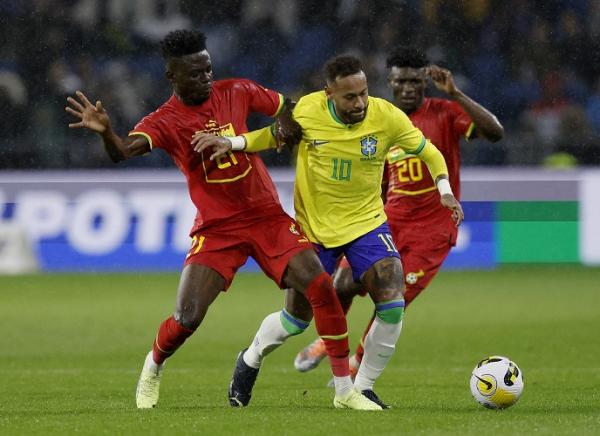 Striker Brasil Neymar Striker Brasil, Neymar dijaga ketat dua pemain Ghana, Mohammed Kudus dan Iddrisu Baba dalam laga uji coba di Stadion Oceane, Le Havre, Sabtu (24/9/2022). (Foto REUTERS)