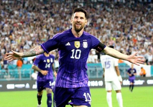 Striker Timnas Argentina, Lionel Messi berselebrasi usai mencetak gol ke gawang Honduras dalam laga uji coba FIFA Matchday di Stadion Hard Rock, Miami, Sabtu (24/9/2022). (Foto: REUTERS)