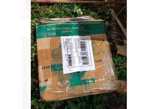 Paket kardus warna cokelat yang diduga pemicu ledakan di Aspol Solo Baru, Sukoharjo diamankan polisi. (Foto: ist)