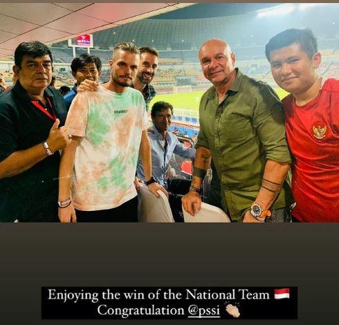 Pelatih Persib Bandung, Luis Milla (duduk) menyaksikan langsung pertandingan Timnas Indonesia kontra Curacao dalam laga FIFA Matchday di Stadion Gelora Bandung Lautan Api, Sabtu (24/9/2022). (Foto: Instagram/@luismillacoach)