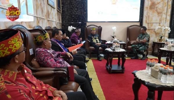 Panglima Tni Andika 2 Panglima TNI Jenderal Andika Perkasa menerima audiensi Majelis Adat Dayak Nasional (MADN). (Foto Youtube Andika Perkasa).