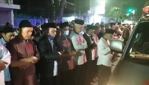 Warga Pasuruan mensalati 5 jenazah korban kecelakaan Tol Bawen-Ungaran. (Foto: iNews/Jaka Samudra)