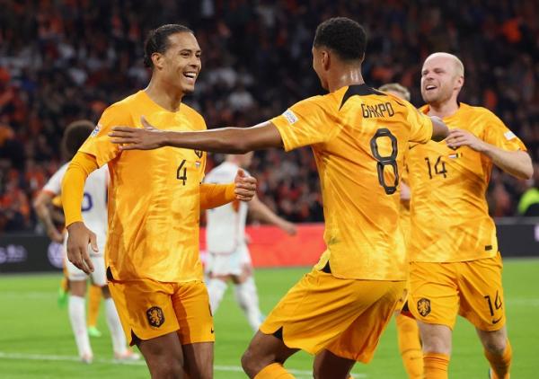 Bek Timnas Belanda, Virgil van Dijk Bek Timnas Belanda, Virgil van Dijk merayakan gol ke gawang Belgia bersama Cody Gakpo dalam laga UEFA Nations League di Johan Cruijff Arena, Amsterdam, Senin (26/9/2022). (Foto: REUTERS)